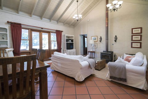 Thistle Hill Guesthouse - Walk To Many Wineries And Restaurants - Queensland Tourism 32