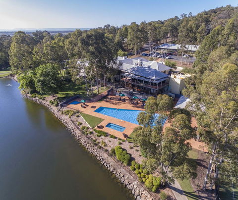 Oaks Cypress Lakes Resort - QLD Tourism 0
