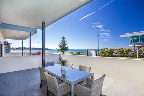 Beachfront 2 - QLD Tourism 0