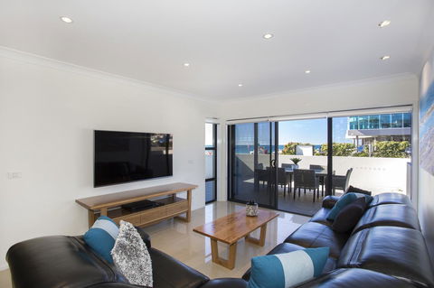 Beachfront 2 - QLD Tourism 3