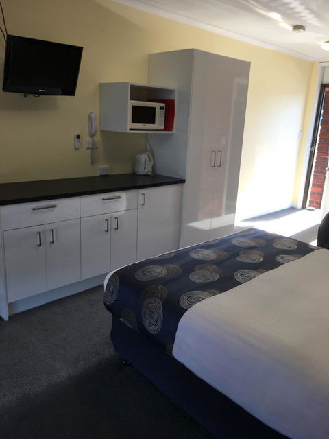 Pelican Motor Inn - QLD Tourism 1