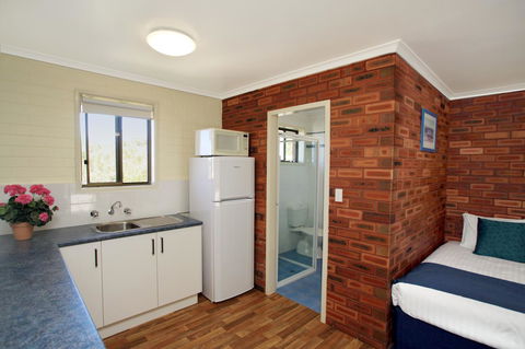 Pelican Motor Inn - QLD Tourism 36