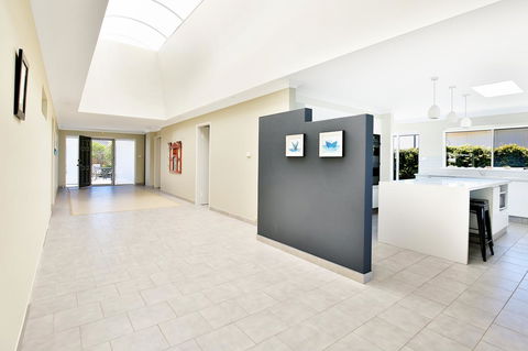 Neptune I Absolute Beachfront I Stunning Views - Queensland Tourism 24
