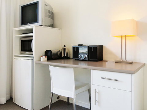 Oaks Nelson Bay Lure Suites - QLD Tourism 12