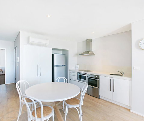 Oaks Nelson Bay Lure Suites - QLD Tourism 1
