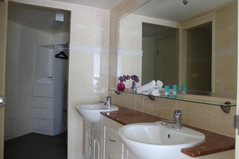 The Boathouse Resort Luxury Apartments - QLD Tourism 7