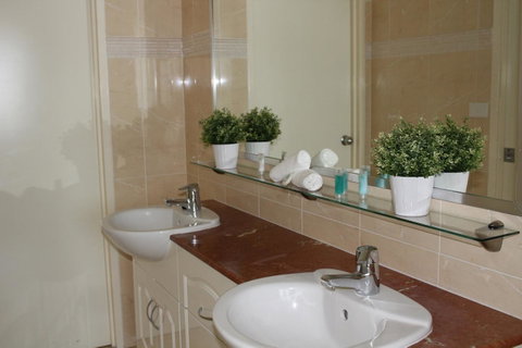 The Boathouse Resort Luxury Apartments - QLD Tourism 18