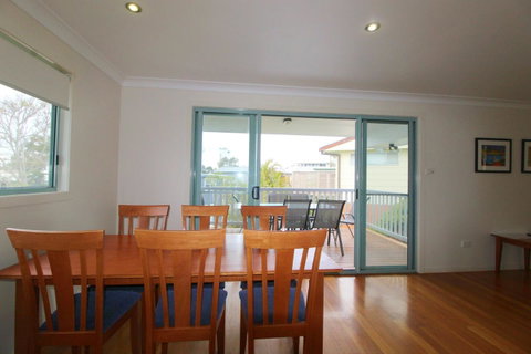 Anglesea, 17 Hodgson Street - QLD Tourism 4