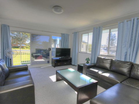 45 Wharf Street - Whole House - QLD Tourism 0