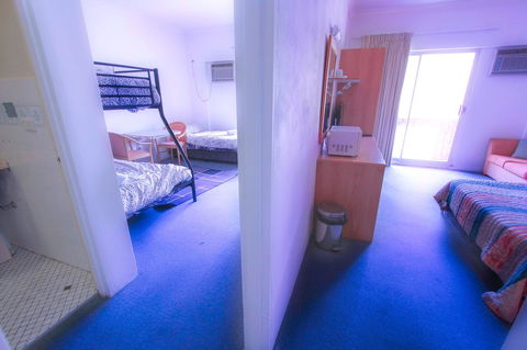 Rest Easy Motel - QLD Tourism 14