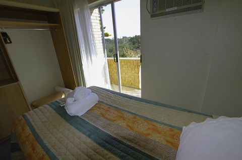 Rest Easy Motel - QLD Tourism 17