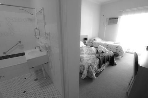 Rest Easy Motel - QLD Tourism 19