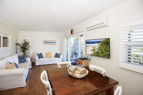 Jervis Bay Beach Shack I Pet Friendly - QLD Tourism 0