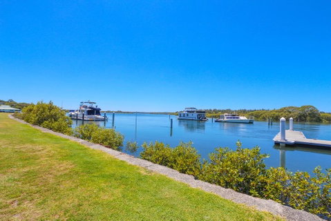 Boathouse Resort (Water Front) - QLD Tourism 7