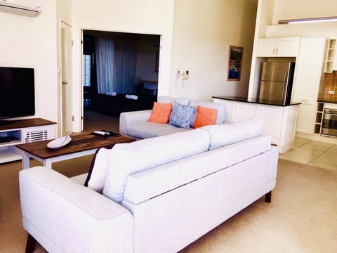 Boathouse Resort (Water Front) - QLD Tourism 9