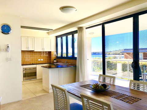 Boathouse Resort (Water Front) - QLD Tourism 1