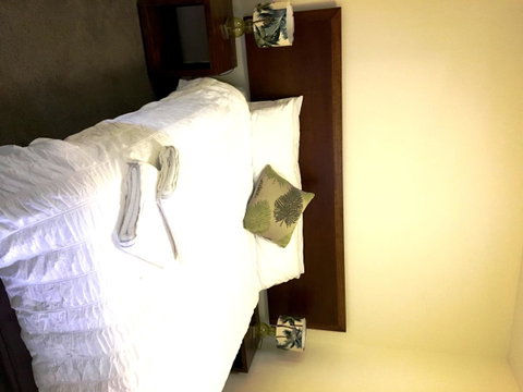 Boathouse Resort (Water Front) - QLD Tourism 4