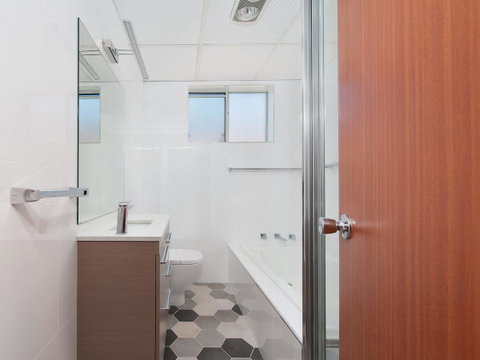 Victoria Parade, Kiah, Unit 10, 53 - QLD Tourism 11