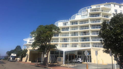 BASE Holidays - Ettalong Beach Premium Apartments - QLD Tourism 0