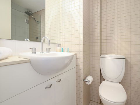 Lower Bridge And Sails - Executive 2BR Darlinghurst Apartment With Balcony And Rooftop Views - Queensland Tourism 10