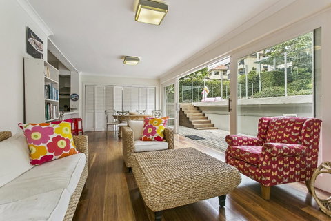 Summery, Spacious 4 Bed Home In Kurraba Point - QLD Tourism 0