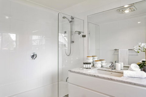 Summery, Spacious 4 Bed Home In Kurraba Point - QLD Tourism 8