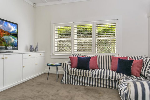 Summery, Spacious 4 Bed Home In Kurraba Point - QLD Tourism 12