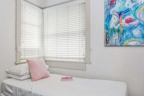 Summery, Spacious 4 Bed Home In Kurraba Point - QLD Tourism 6