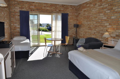 Mollymook Surfbeach Motel & Apartments - QLD Tourism 1