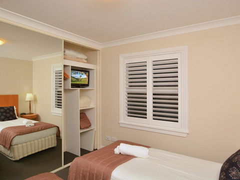 Villa De Saran Located Within Cypress Lakes - Queensland Tourism 10