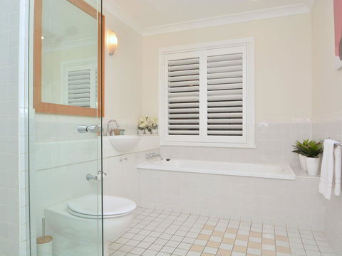 Villa De Saran Located Within Cypress Lakes - Queensland Tourism 4