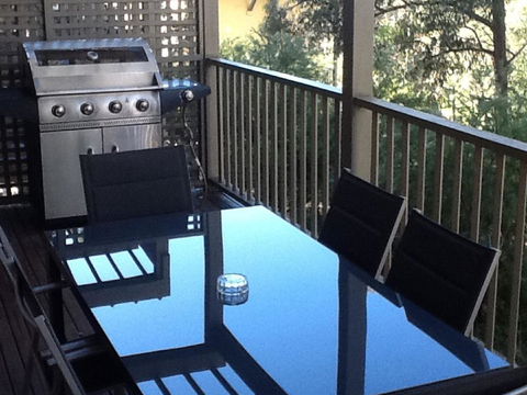 Villa De Saran Located Within Cypress Lakes - Queensland Tourism 9