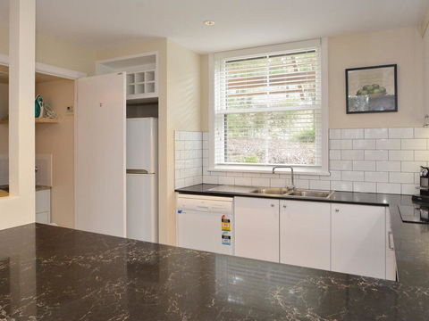 Villa De Saran Located Within Cypress Lakes - Queensland Tourism 3