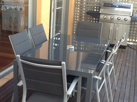 Villa De Saran Located Within Cypress Lakes - Queensland Tourism 7