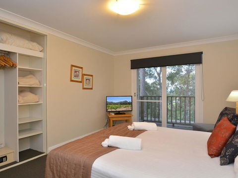 Villa De Saran Located Within Cypress Lakes - Queensland Tourism 1