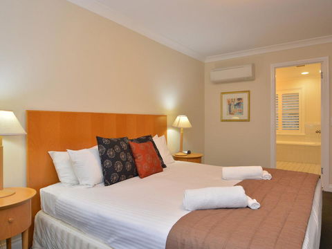 Villa De Saran Located Within Cypress Lakes - Queensland Tourism 5