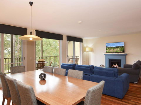 Villa De Saran Located Within Cypress Lakes - Queensland Tourism 6