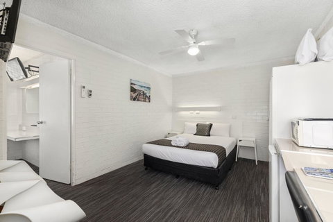 Coastal Bay Motel - QLD Tourism 16
