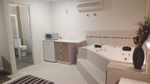Coastal Bay Motel - QLD Tourism 40