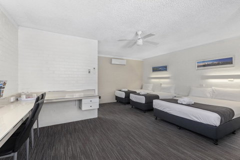 Coastal Bay Motel - QLD Tourism 11