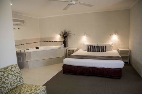 Coastal Bay Motel - QLD Tourism 26