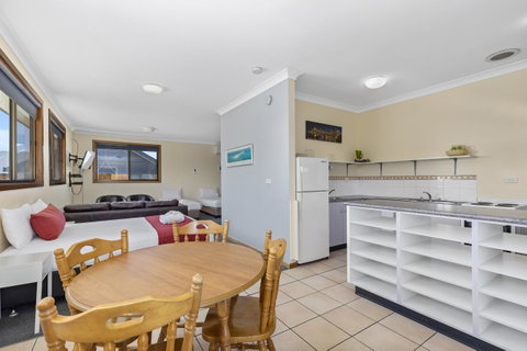 Coastal Bay Motel - QLD Tourism 9