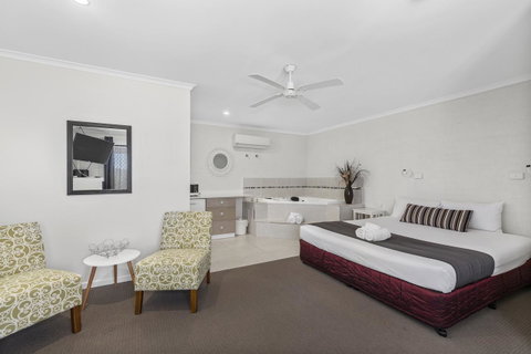 Coastal Bay Motel - QLD Tourism 13