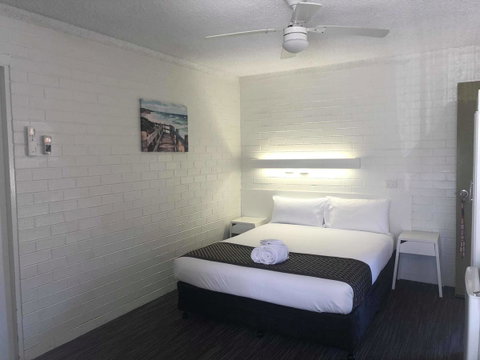 Coastal Bay Motel - QLD Tourism 19