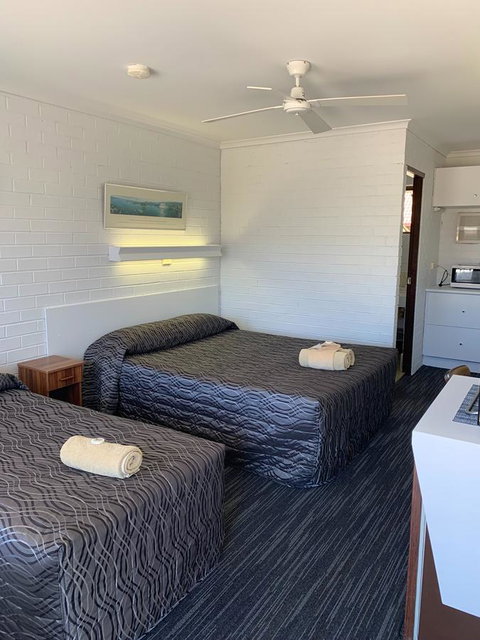 Coastal Bay Motel - QLD Tourism 33