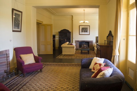 Hillview Heritage Hotel - QLD Tourism 11