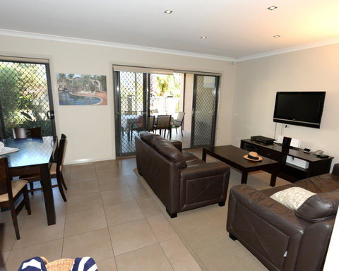 Yarrawonga Waterfront Apartments - Queensland Tourism 7