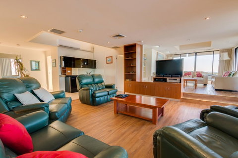 Pacific Towers Beach Resort - QLD Tourism 23