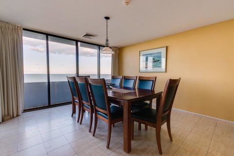 Pacific Towers Beach Resort - QLD Tourism 24