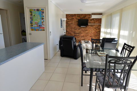 Beach House Holiday Apartments - Queensland Tourism 8